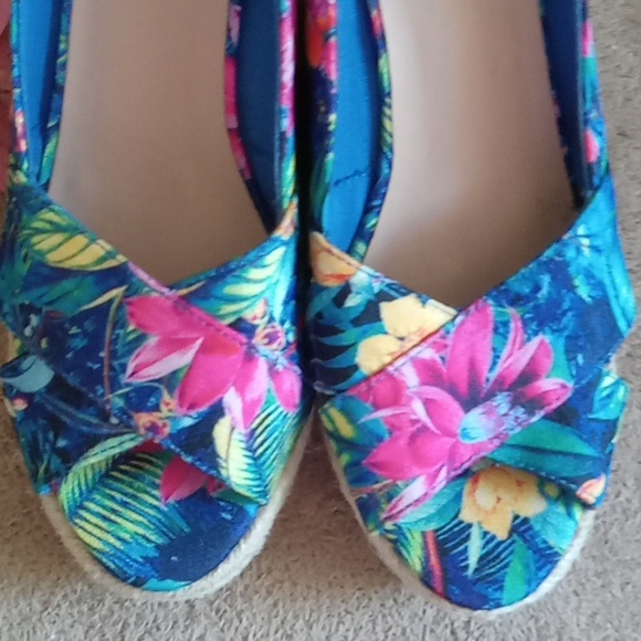⭐️ Host Pick ⭐️| Floral Wedge Espadrilles - Picture 5 of 8